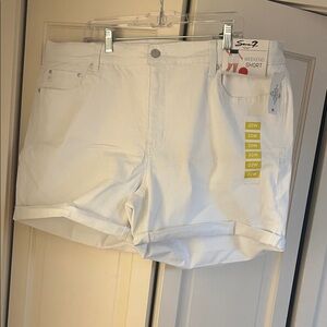 Seven7 Women's Classic White weekend shorts